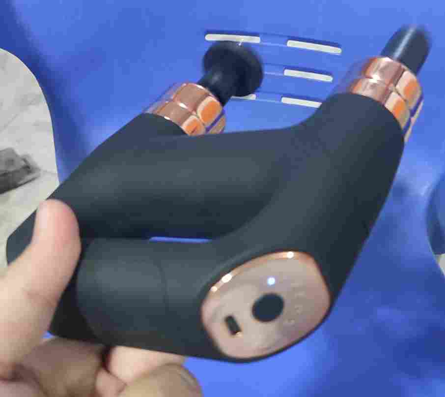 RECHARGEABLE MASSAGE GUN PRO WITH 8 HEADS